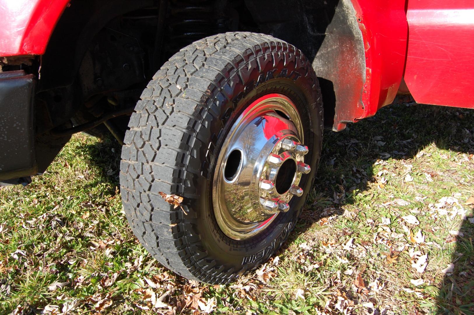 2008 RED /Grey Vinyl Ford F-350 SD XL DRW 4WD (1FDWF37R68E) with an 6.4L V8 OHV 32V TURBO DIESEL engine, Manual transmission, located at 6528 Lower York Road, New Hope, PA, 18938, (215) 862-9555, 40.358707, -74.977882 - This vehicle has a reconstructed title. Here we have a 2008 Ford F350 dump body with a 6.4L V8 Diesel engine putting power to the ground via a manual shifting 4X4 transmission. The interior offers grey leather, AC/HEAT, AM/FM radio, roll up windows and front airbags for safety. The exterior offers r - Photo#18